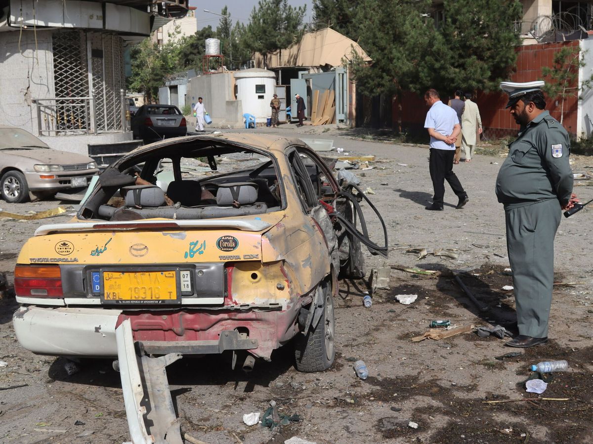 Foto: Daños por la explosión de una bomba cerca de la casa del ministro de defensa afgano en Kabul. (EFE)
