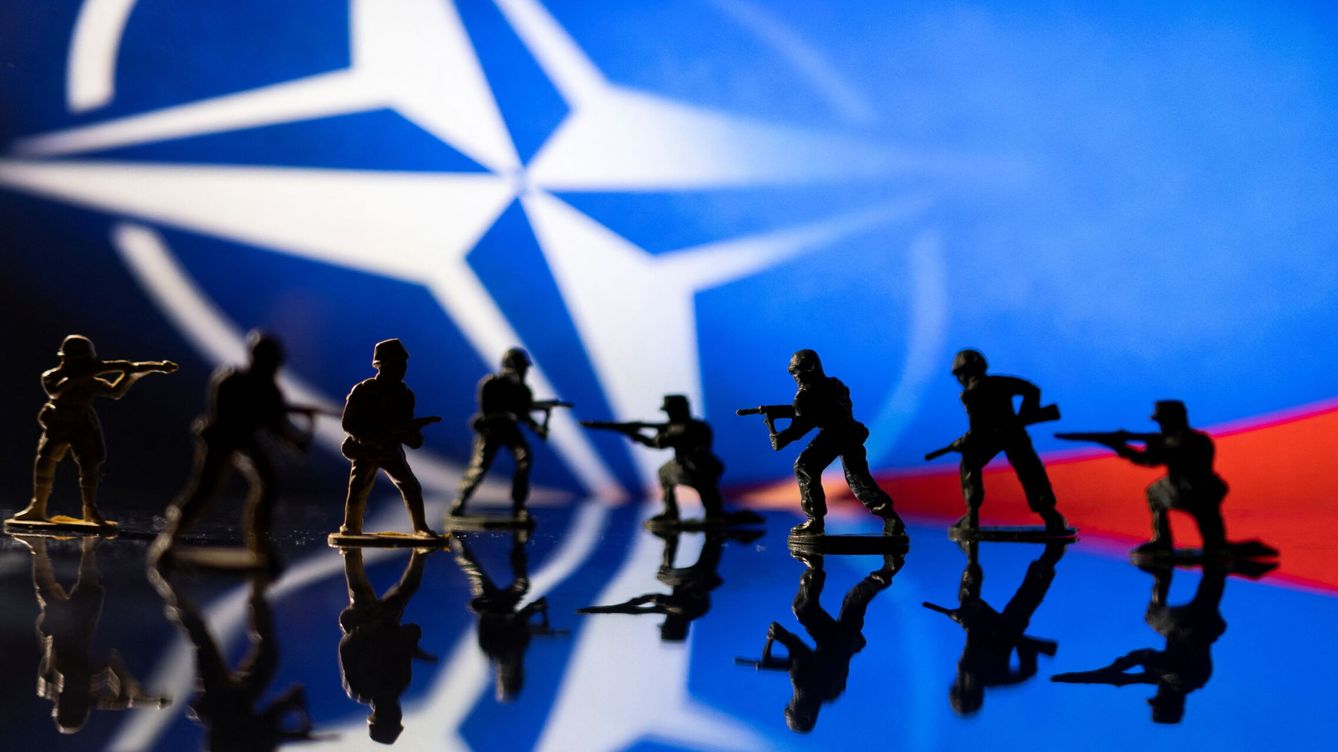 Foto: Figuras desplegadas frente al símbolo de la OTAN y los colores de la bandera de Rusia (Reuters)