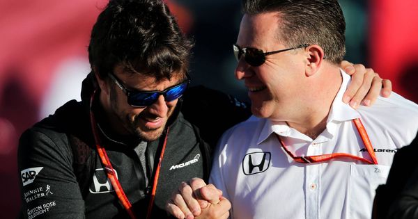 Foto: Zak Brown ha conseguido que Alonso siga vinculado a McLaren y la Fórmula 1 más allá de su participación en las 500 Millas