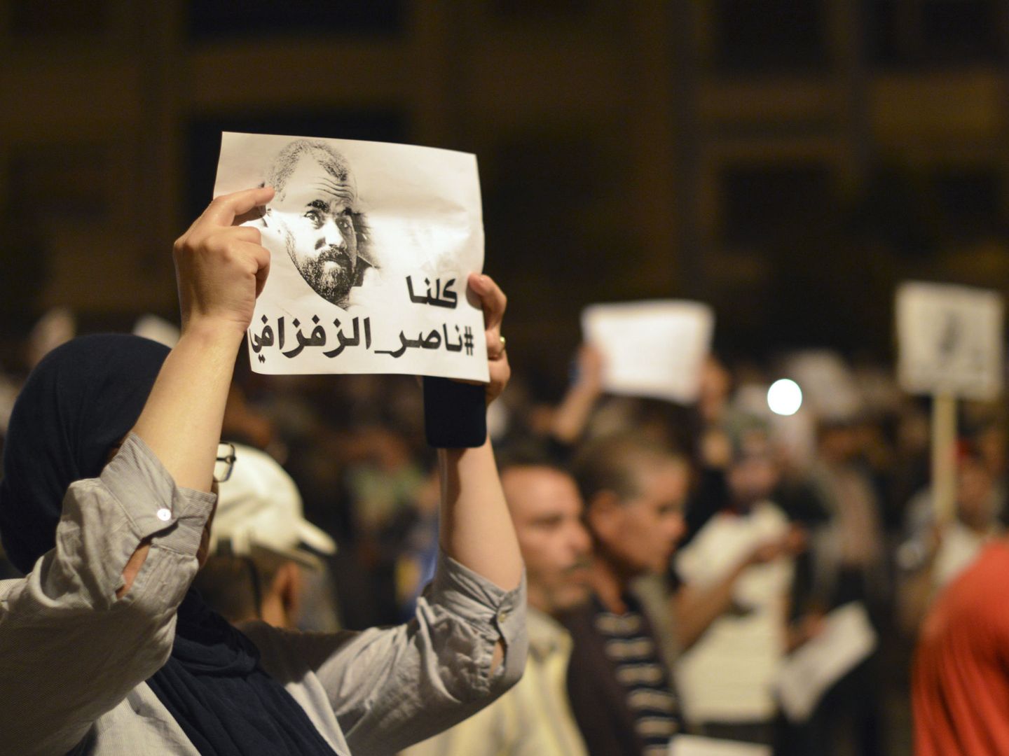 Miles de rifeños celebran una protesta nocturna en Alhucemas, exigiendo la liberación del líder del movimiento, Naser Zafzafi, el 30 de mayo. (EFE)