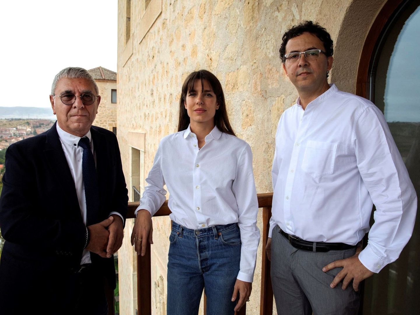 Carlota Casiraghi, acompañada del filosófo Robert Maggiori (i) y del editor Leopoldo Kulesz en el Hay Festival de Segovia. (EFE)
