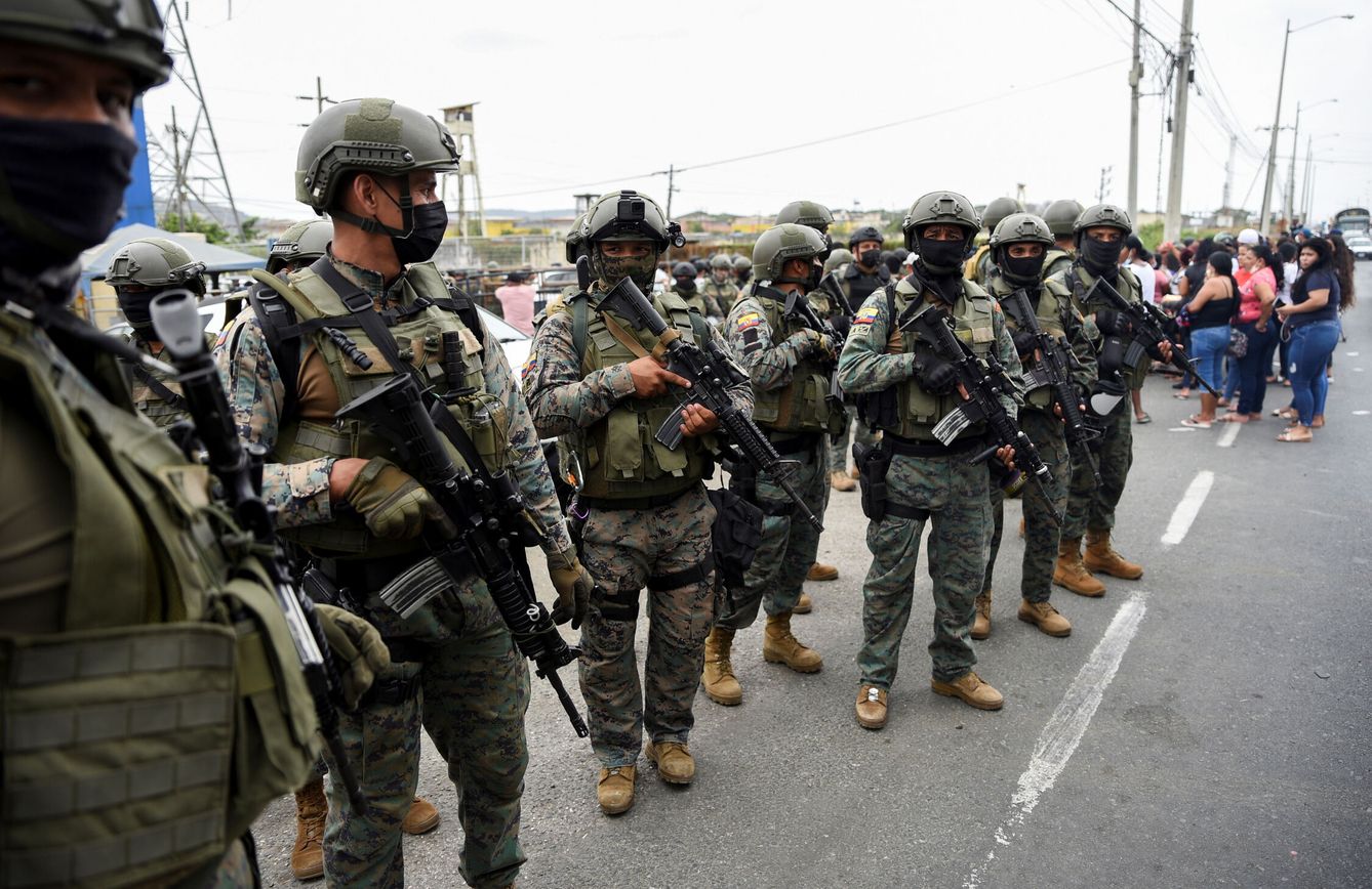 Soldados vigilan la prisión de Guayaquil. (Reuters)
