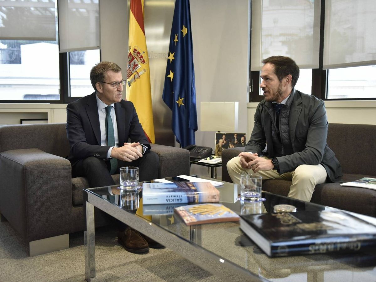 Foto: El líder nacional del PP, Alberto Núñez Feijóo, con el presidente del Cabildo de La Palma, el popular Mariano Hernández Zapata, en su último encuentro en Madrid. (Cedida)