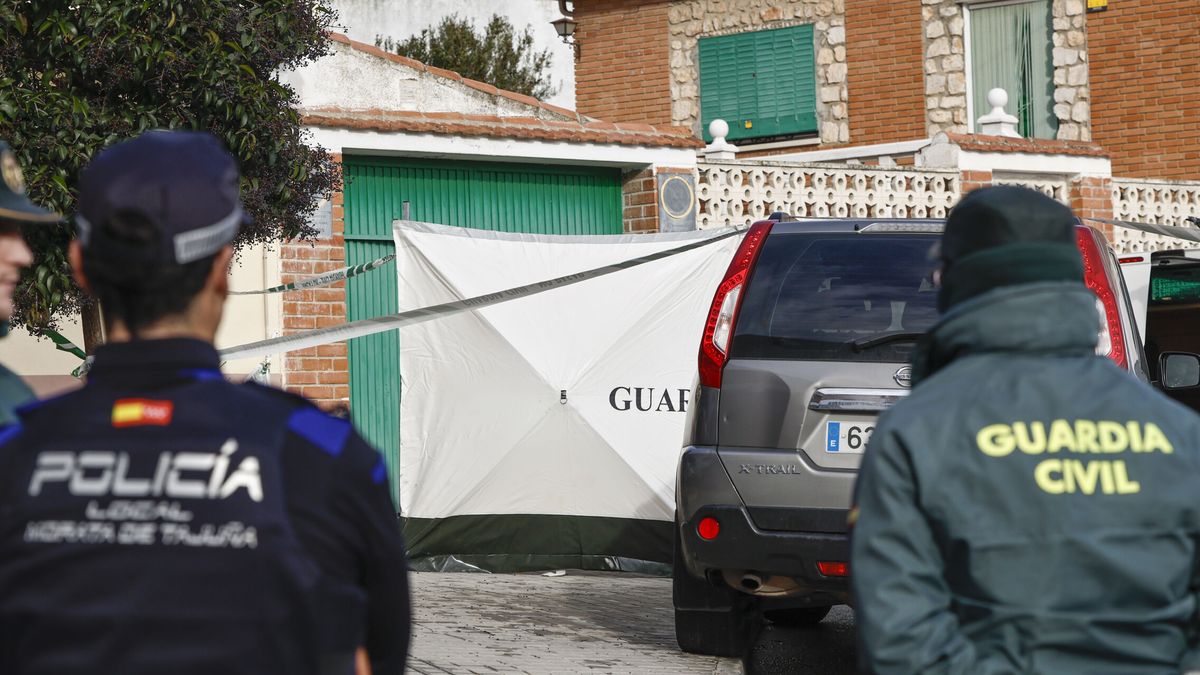 Hallan una pistola simulada en la casa de Morata (Madrid) donde asesinaron a los tres hermanos