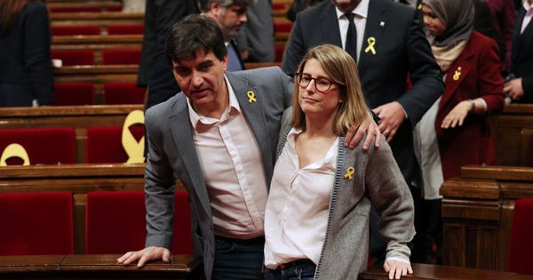 Foto: La líder de JxCAT, Elsa Artadi, abandona el Parlament con el portavoz de ERC, Sergi Sabrià. (Reuters)