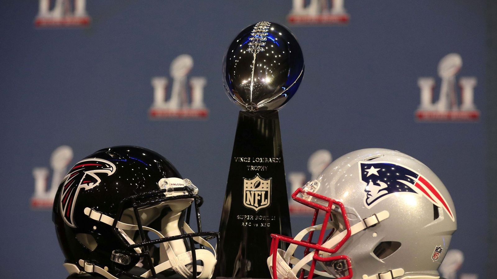 Foto: Vista de los cascos de New England Patriots (d) y de Atlanta Falcons (i) junto al trofeo de campeón (Efe).