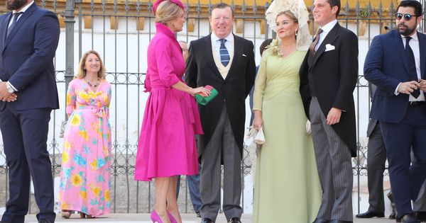 Foto: César Cadaval junto a su mujer y su hijo César en la boda de este. (Lagencia Grosby)