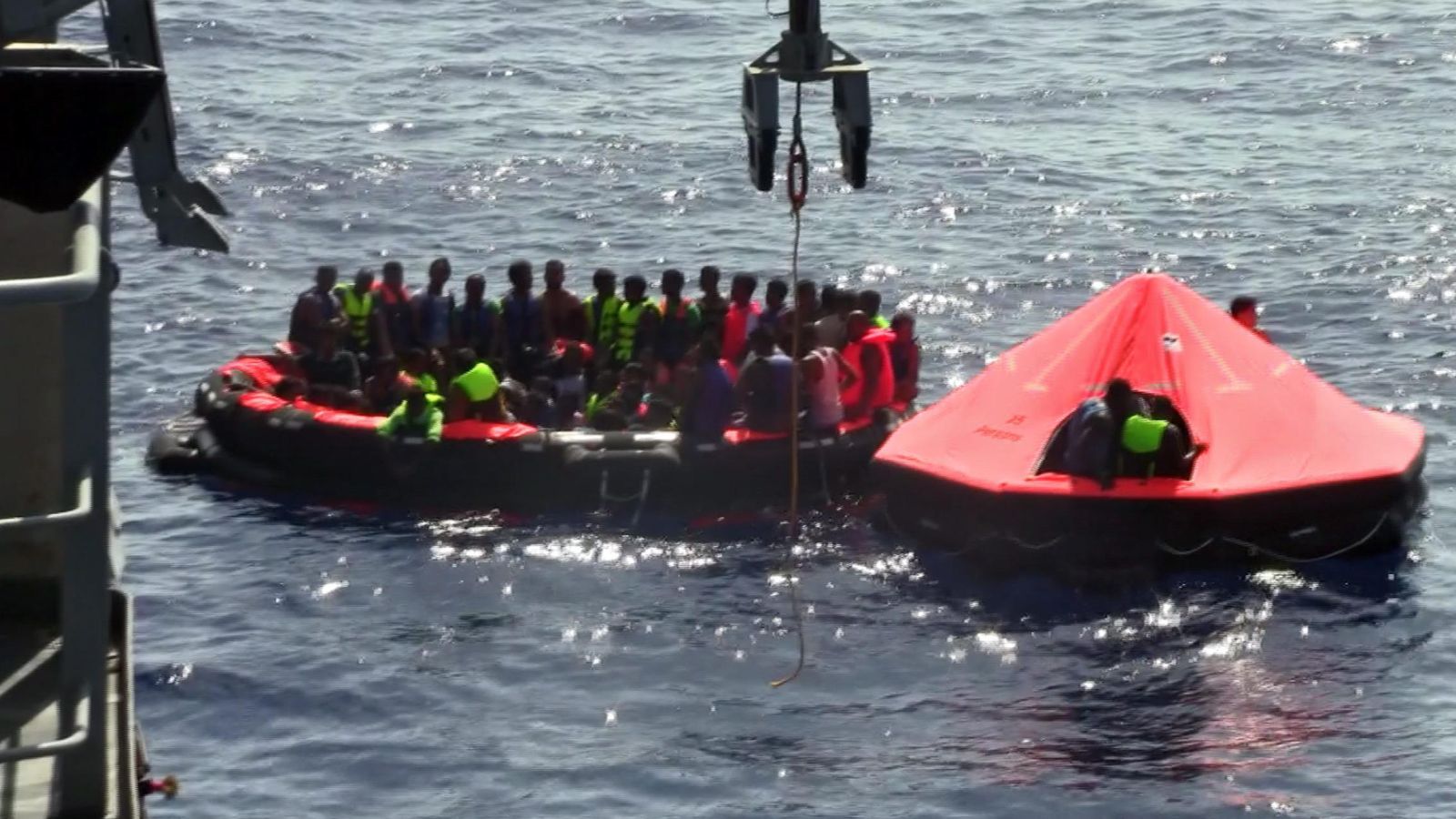 Foto: Inmigrantes sentados en barcos inflables frente a las costas de Libia (EFE)