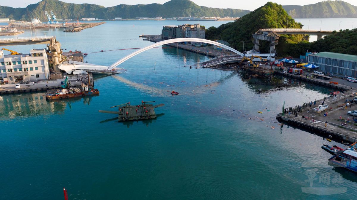 Caos en Taiwán al derrumbarse un puente cuando circulaba un camión cisterna
