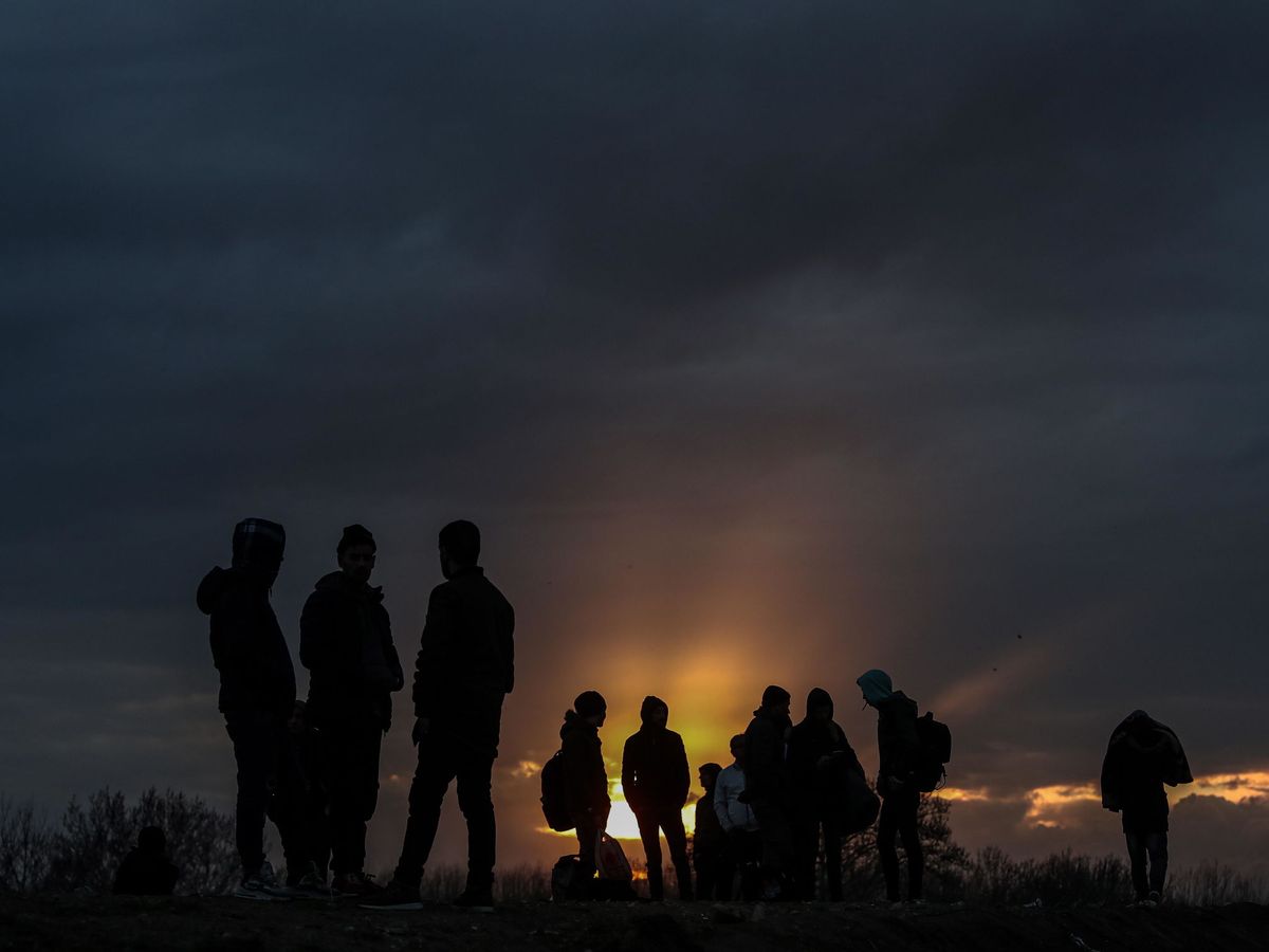 Foto: Migrantes se reúnen en la frontera entre Turquía y Grecia. (EFE)