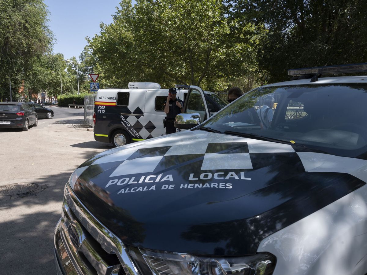 Foto: Coche de la Policía Local de Alcalá de Henares (Madrid). (EFE/Fernando Villar)