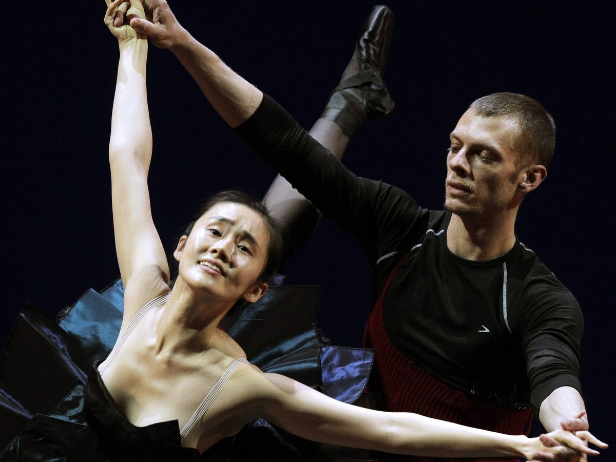 Foto: Dos bailarines de la Compañia Nacional de Danza durante el último ensayo de una obra de Scarlatti. (EFE/Esteban Cobo)
