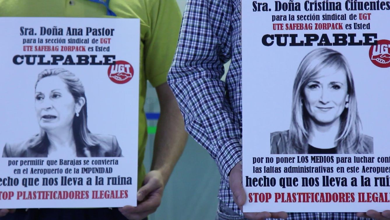 Pancartas que denuncian la situación de los plastificadores. (EFE)