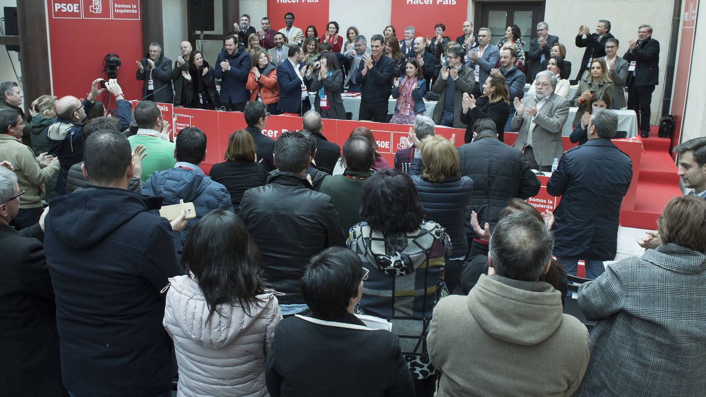 Los miembros del comité federal del PSOE, con la ejecutiva de Pedro Sánchez al frente, aplauden la aprobación por unanimidad del nuevo reglamento de desarrollo de los estatutos, este 17 de febrero en Aranjuez, Madrid. (Borja Puig | PSOE)