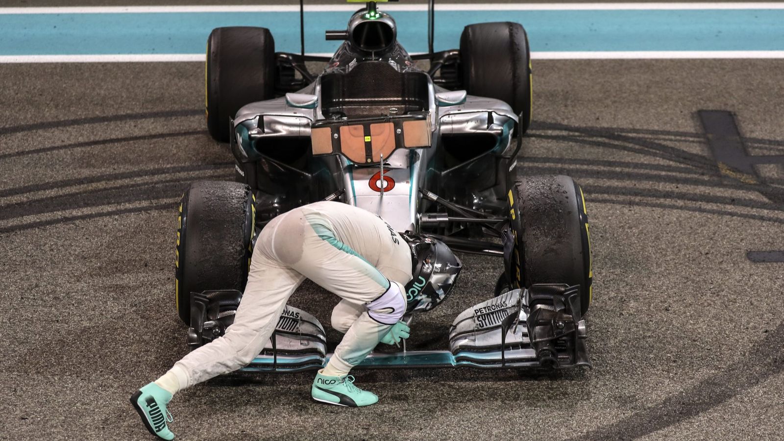 Foto: Nico Rosberg celebrando su título de 2016 con su Mercedes.