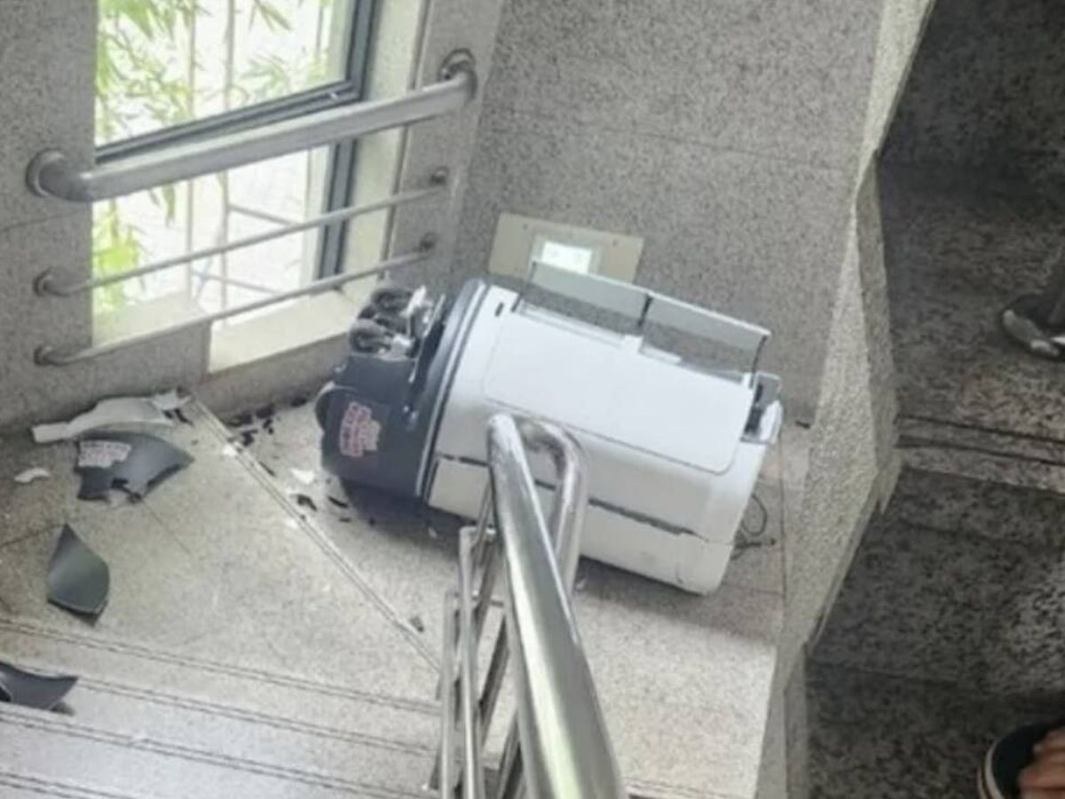 Foto: El "cadáver" del robot administrativo que supuestamente se suicidó (Ayuntamiento de Gumi)