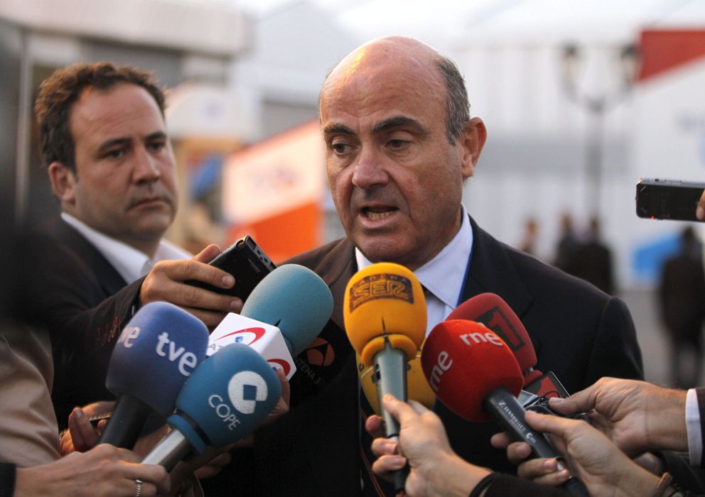 Foto: El ministro de Economía, Luis de Guindos, atiende a la prensa (EFE)