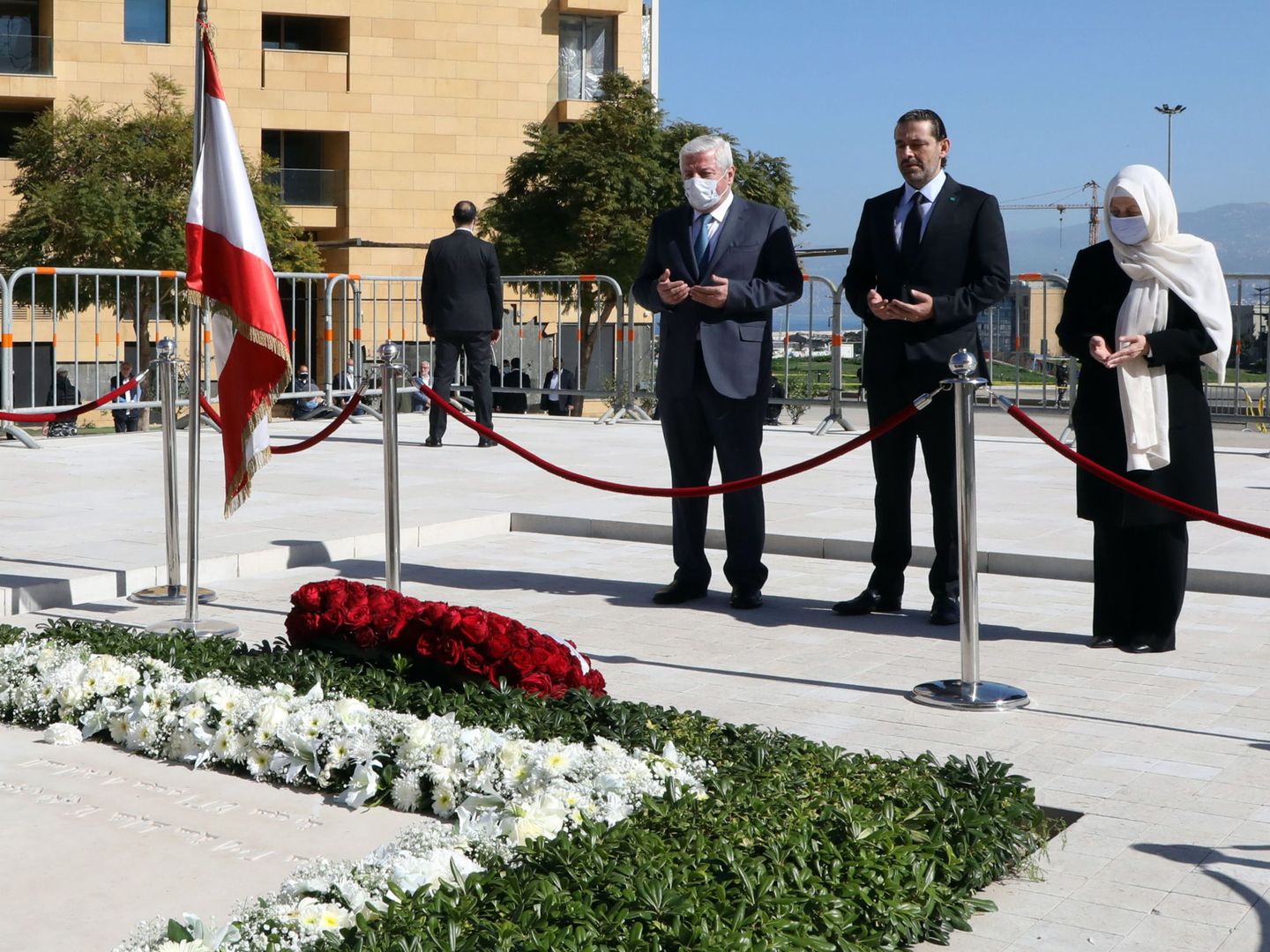 El primer ministro libanés designado Saad Hariri y Bahiya Harir, la hermana del ex primer ministro Rafik Hariri, rezan ante su tumba. (Reuters) 