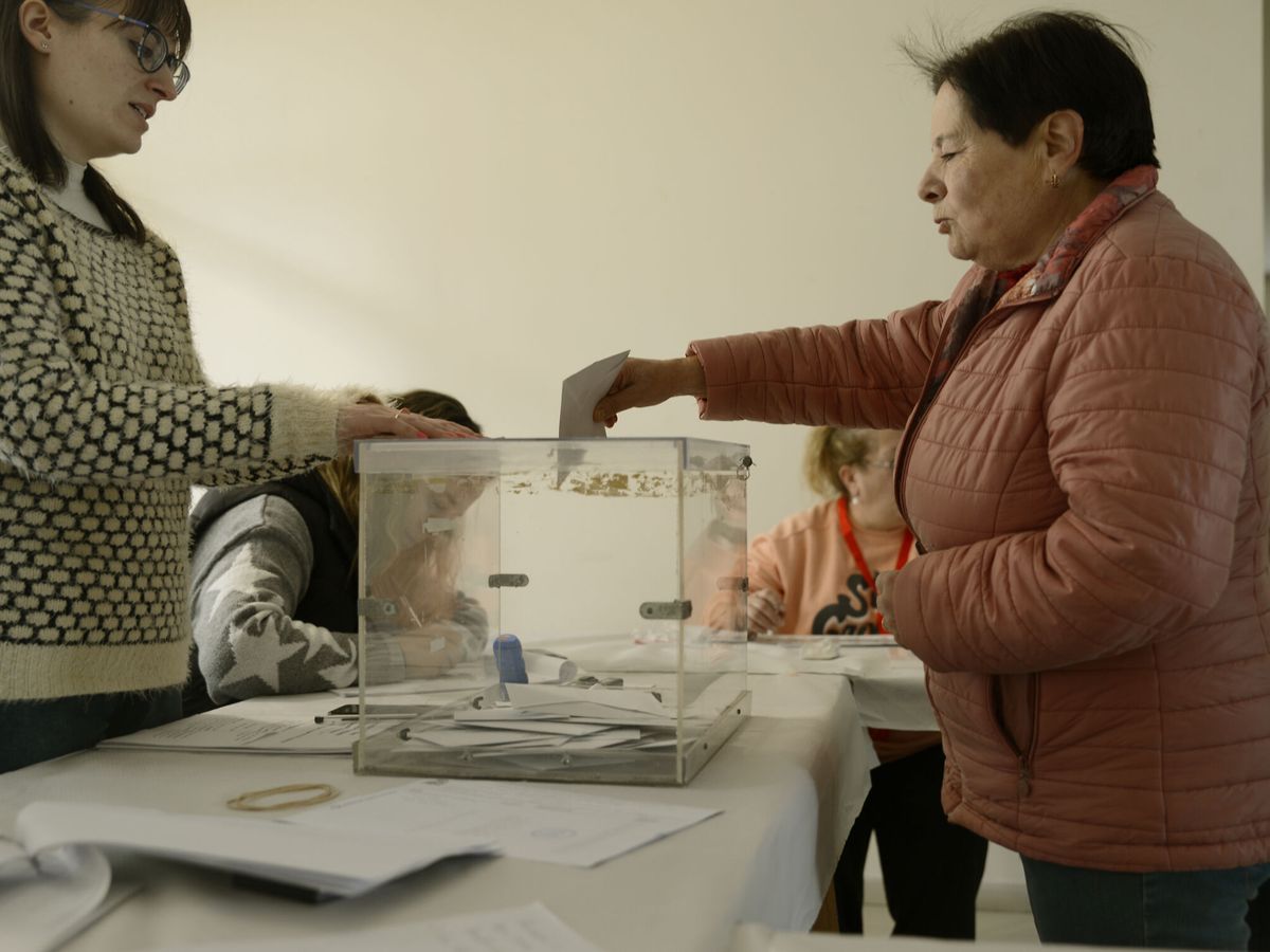 Foto: Mesa electoral en Ourense. (Europa Press/Rosa Veiga)