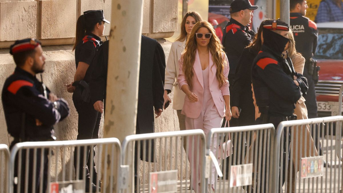 Shakira acude a los juzgados con un total pink look, con top de canalé y bolso a conjunto de una firma francesa