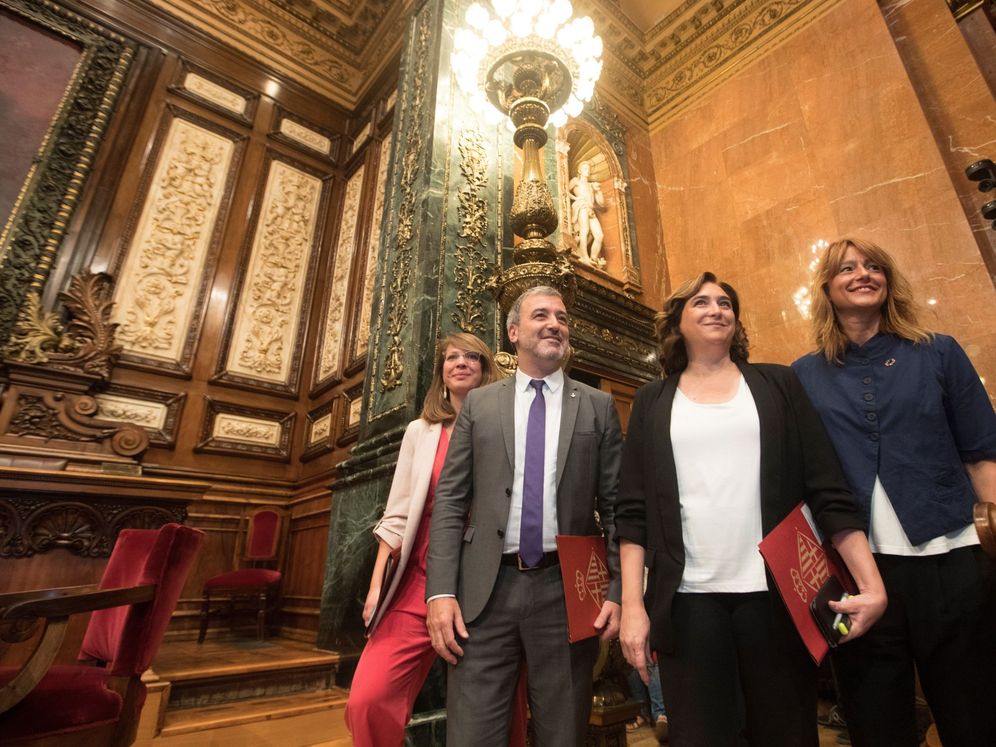 Foto: La alcaldesa de Barcelona, Ada Colau (2d), junto al primer teniente alcalde, Jaume Collboni (2i) y las regidoras, Janet Sanz (i) y Laia Bonet (d) en una foto de archivo. (EFE)
