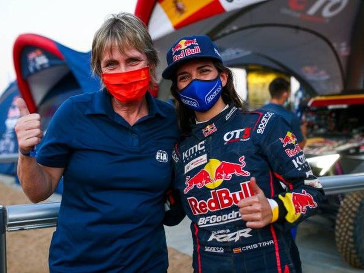 Foto: Al termina la etapa, Cristina Gutiérrez recibió la felicitación de Jutta Kleinschmidt, la última ganadora de etapa del Dakar