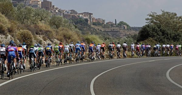 Foto: Imagen de una etapa de una Vuelta Ciclista a España. (EFE)