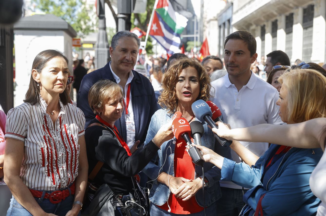 La ministra de Hacienda, María Jesús Montero, atiende a la prensa durante su participación en una manifestación del Día del Trabajador en Madrid. (EFE/Juan Carlos Hidalgo)