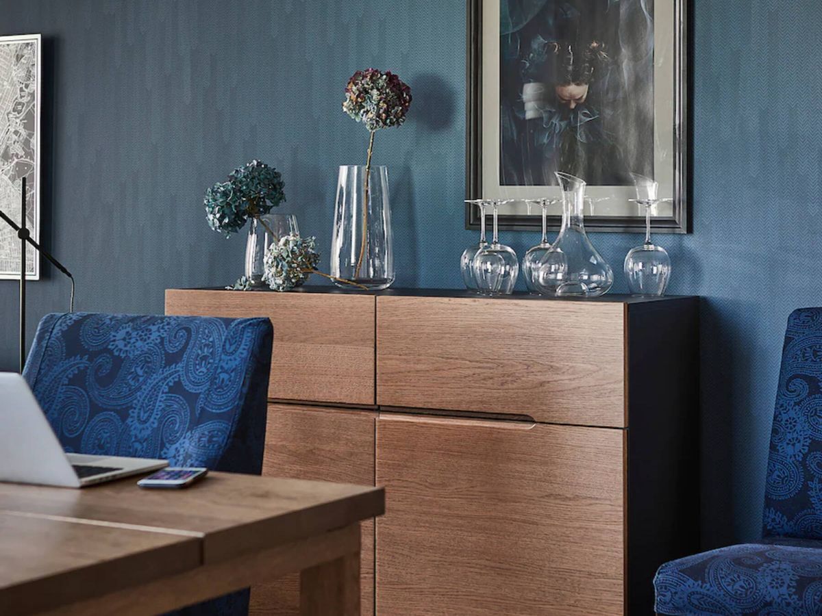 El mueble rebajado en el OUTLET de IKEA que te ayudará a mantener tu salón  en orden