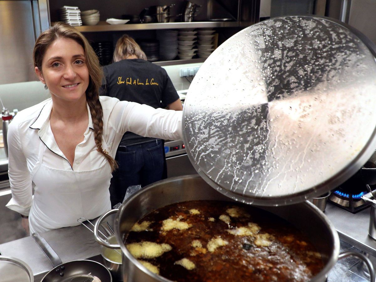 Foto: Lucía Freitas comanda la cocina del restaurante A Tafona, en Santiago de Compostela. Foto: EFE/Xoán Rey.