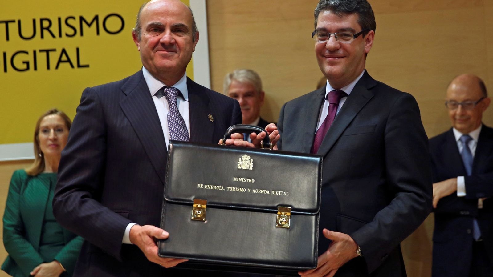Foto: El ministro de Economía Luis de Guindos, junto al de Energía, Álvaro Nadal. (Reuters)