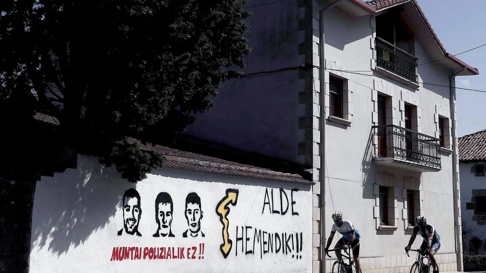 Foto: Pintadas en una localidad navarra a favor de los ocho condenados de Alsasua. (EFE)