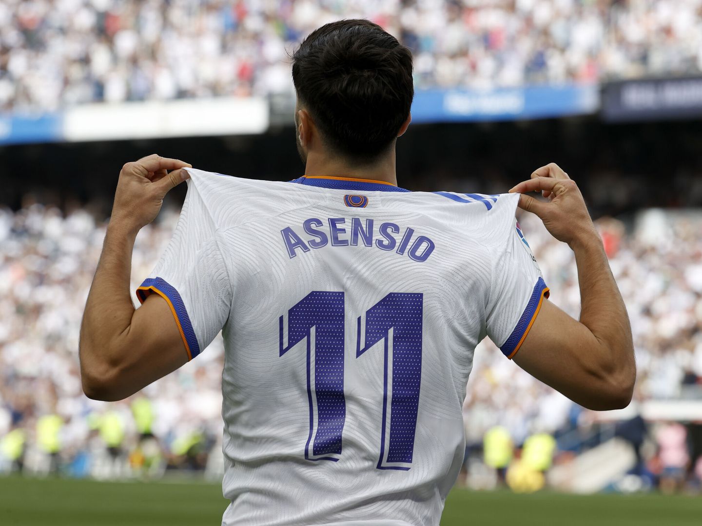 Marco Asensio celebra un gol mostrando el nombre de su camiseta