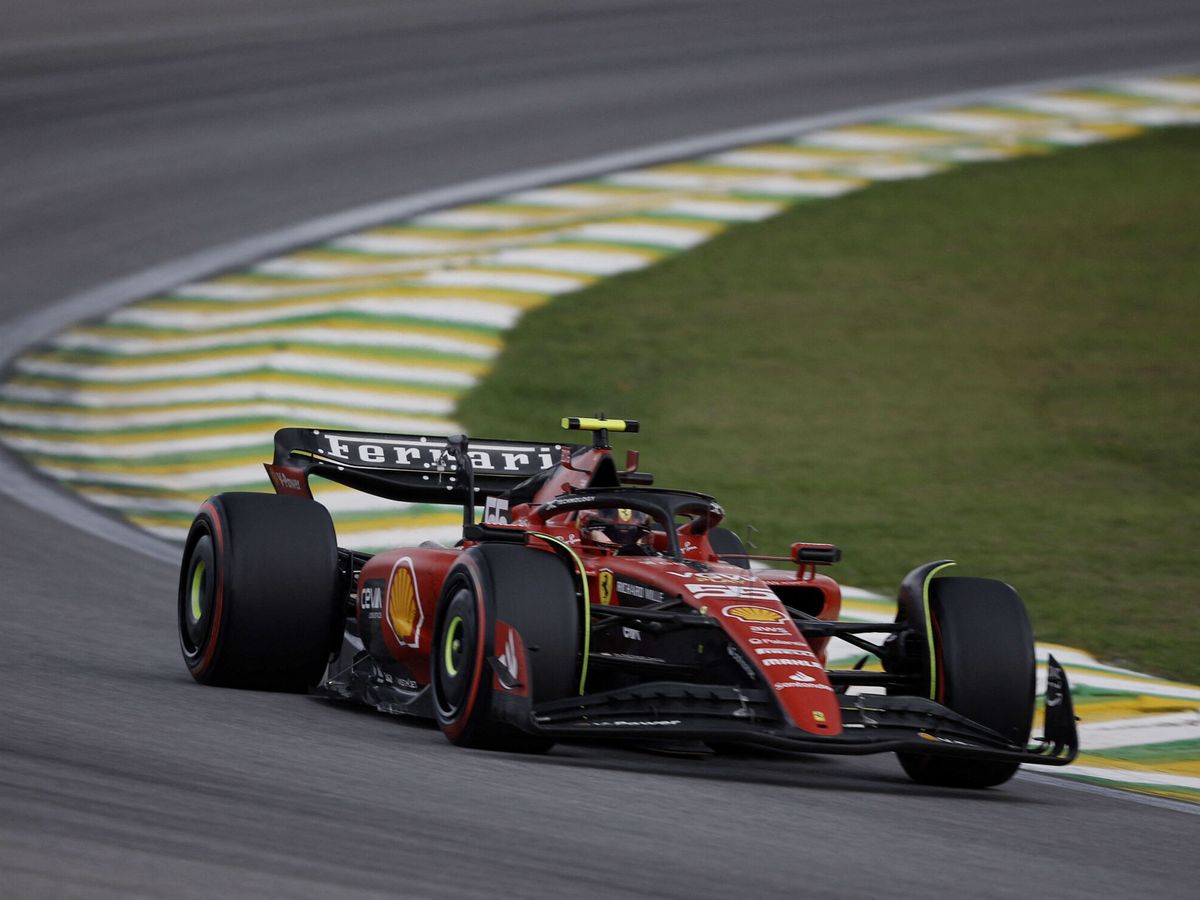 Foto: Carlos Sainz, en los entrenamientos libres del Gran Premio de Brasil. (Reuters/Amanda Perobelli)