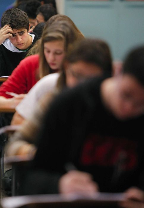 Foto: Un grupo de estudiantes catalanes de la ESO durante un examen. (Efe)