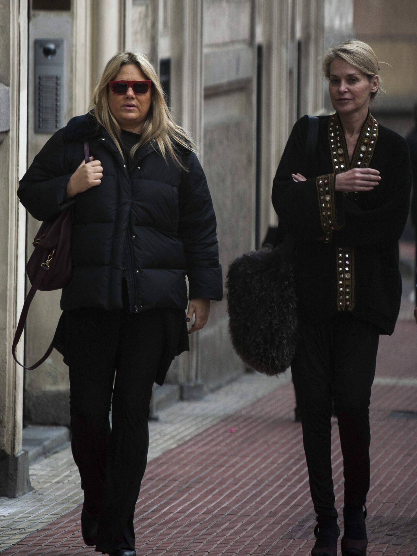 Isabel Sartorius, con Marta Oyarzábal por las calles de Madrid. (CP)