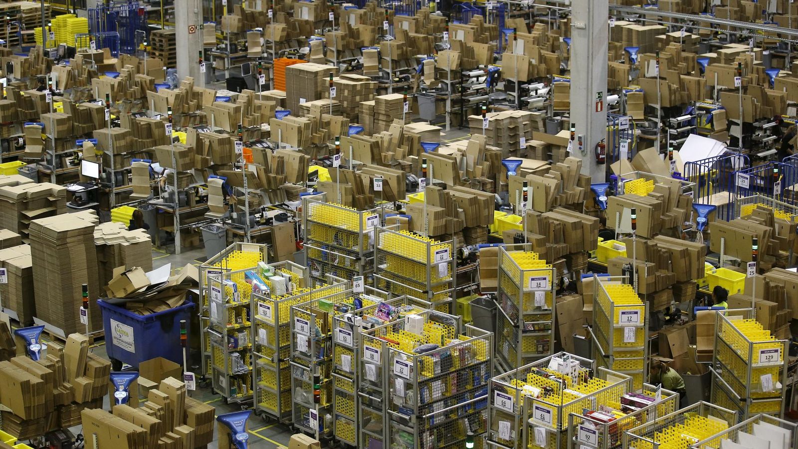 Foto: Centro logístico de Amazon en Madrid. (Reuters)