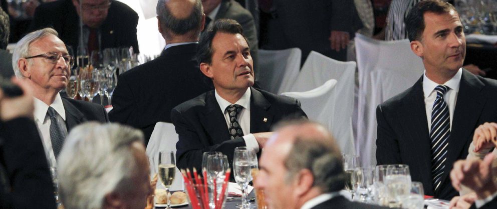 Miquel Valls con Artur Mas y el Príncipe Felipe. (EFE) 