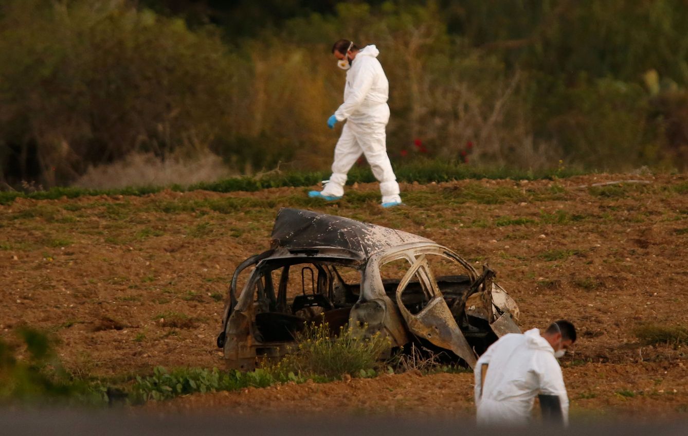 Estado en el que quedó el Peugeot 108 de la periodista Caruana Galizia tras la explosión.(Reuters)