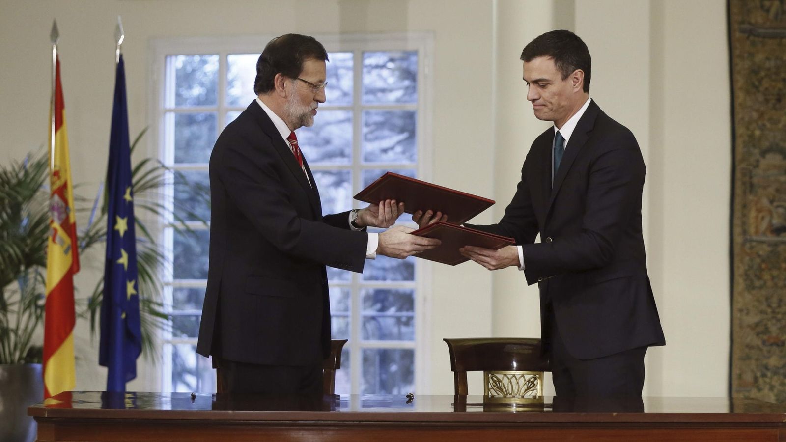 Foto: Rajoy y Pedro Sánchez durante la firma de su primer pacto de Estado, el "Acuerdo para afianzar la unidad en defensa de las libertades y en la lucha contra el terrorismo". (EFE)