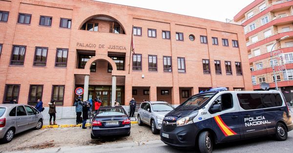 Foto: Un furgón de la Policía Nacional y varios periodistas a las puertas de los juzgados de Aranda de Duero donde declararon los jugadores de la Arandina. (EFE)