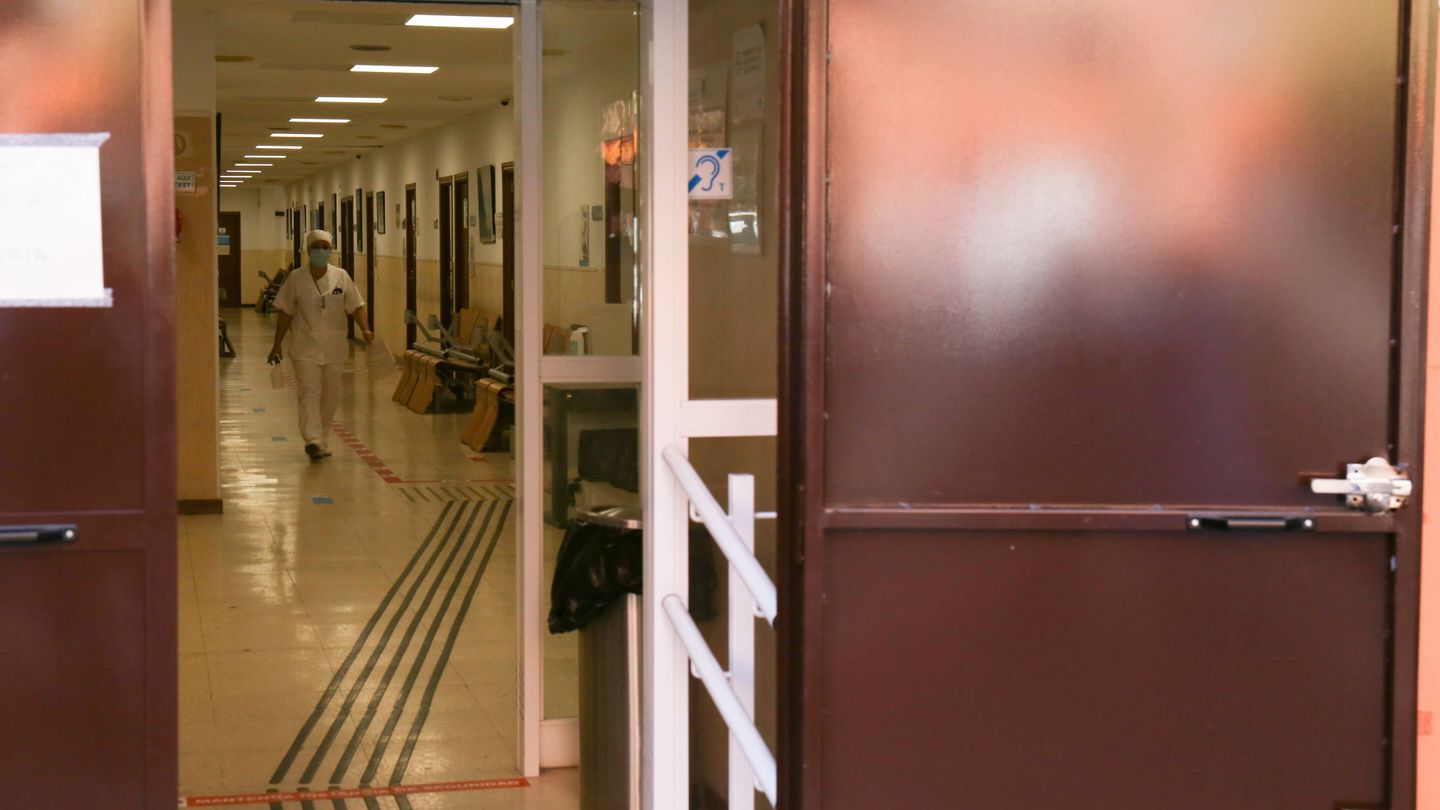 Una enfermera recorre el pasillo de acceso al centro de salud de Abrantes. (D.B.)
