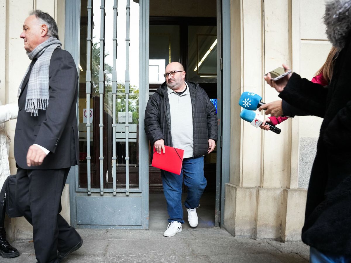Foto: Juan Francisco Trujillo, chófer de Francisco Javier Guerrero, a su salida de los juzgados de Sevilla. (Europa Press/M. J. López)