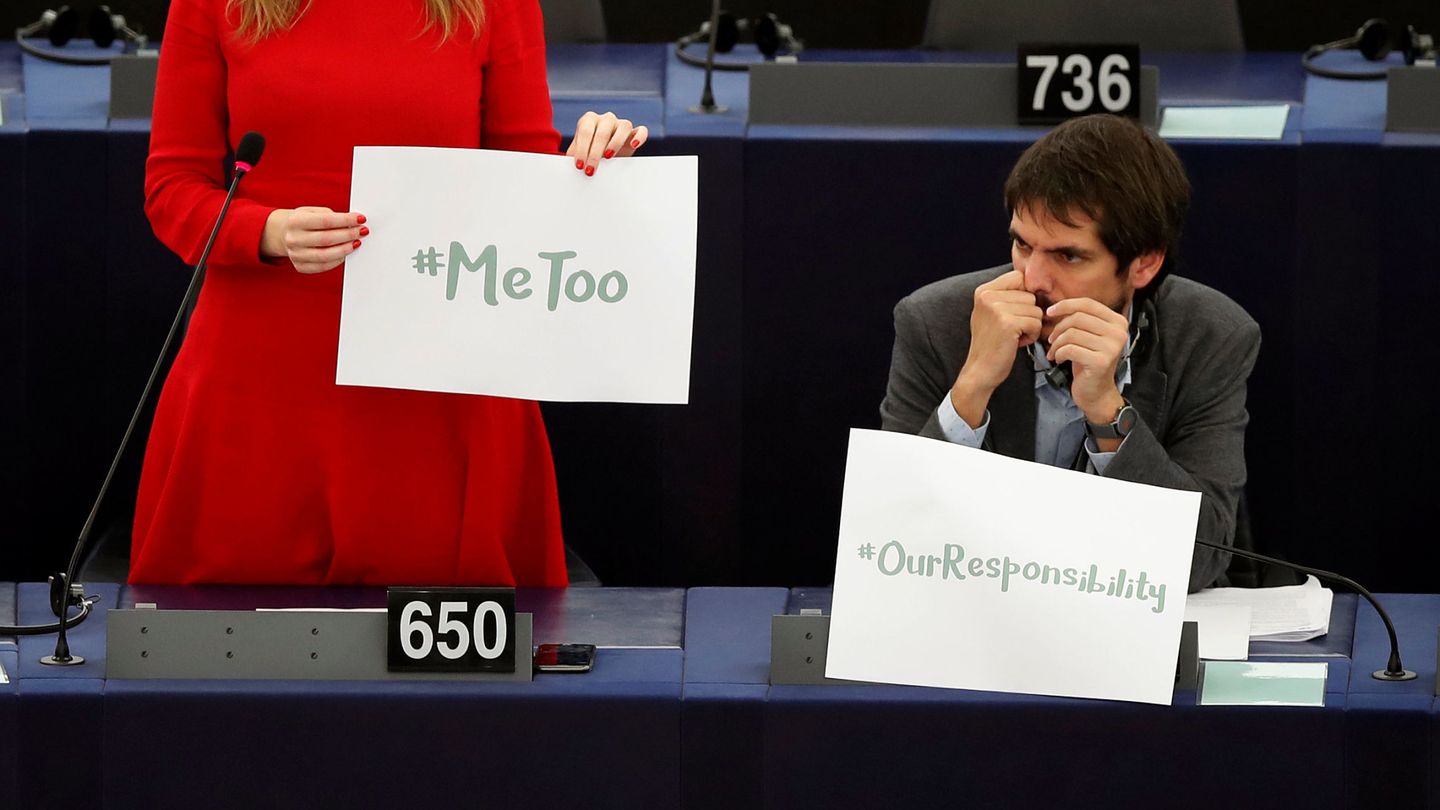 Terry Reintke sostiene una pancarta de la campaña 'MeToo' durante un debate en el Parlamento Europeo. (Reuters)