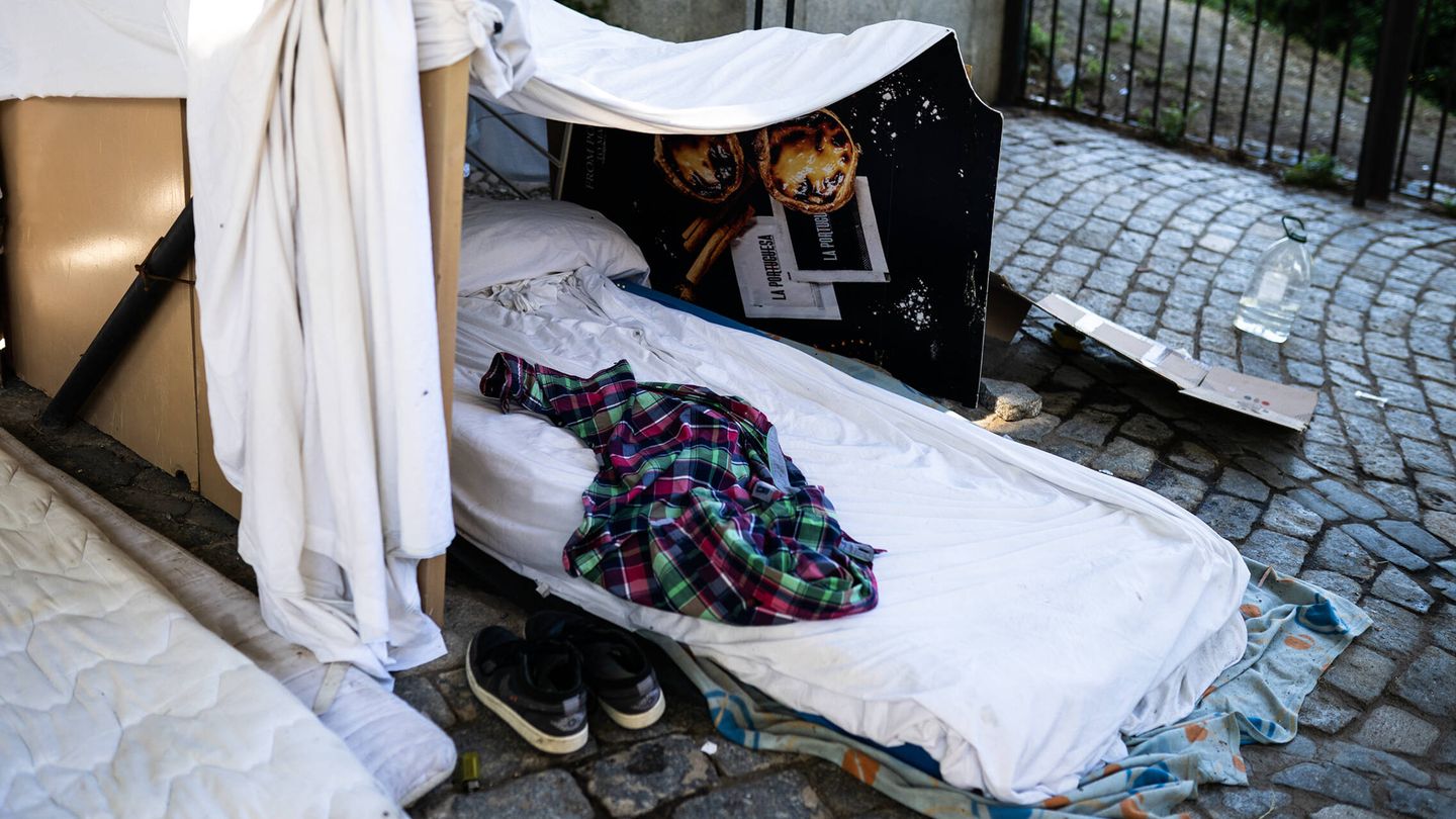 Pertenencias de una de las personas sin hogar que viven al lado de un puente en Madrid. (A. B.)