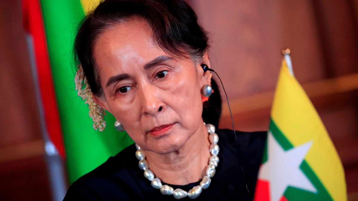 La Junta de Birmania condena a tres años de prisión a Suu Kyi y a su asesor australiano