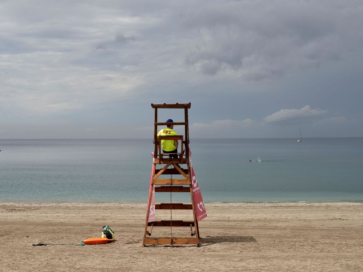 Foto: Playa de El Zapillo de Almería, donde fue hallada la colchoneta del joven. (EFE)