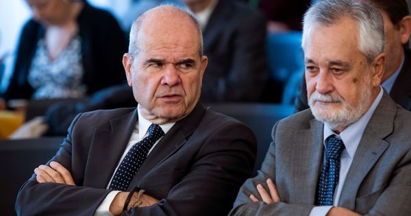 Foto: Los expresidentes socialistas Manuel Chaves y José Antonio Griñán. (EFE)
