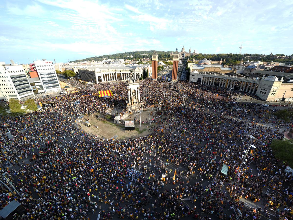 Foto: Imagen aérea de la manifestación independentista. (EFE/Alejandro García)