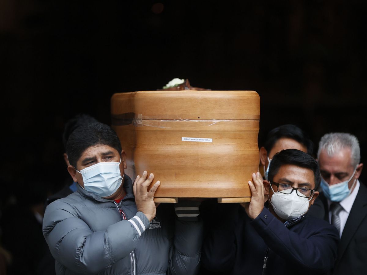 Foto: Funeral en Cangas por dos de los marineros fallecidos en el naufragio. (EFE/Lavandeira jr)
